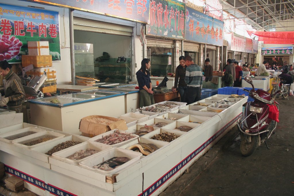 21-Covered market at the Luobu Linka street.jpg - Covered market at the Luobu Linka street